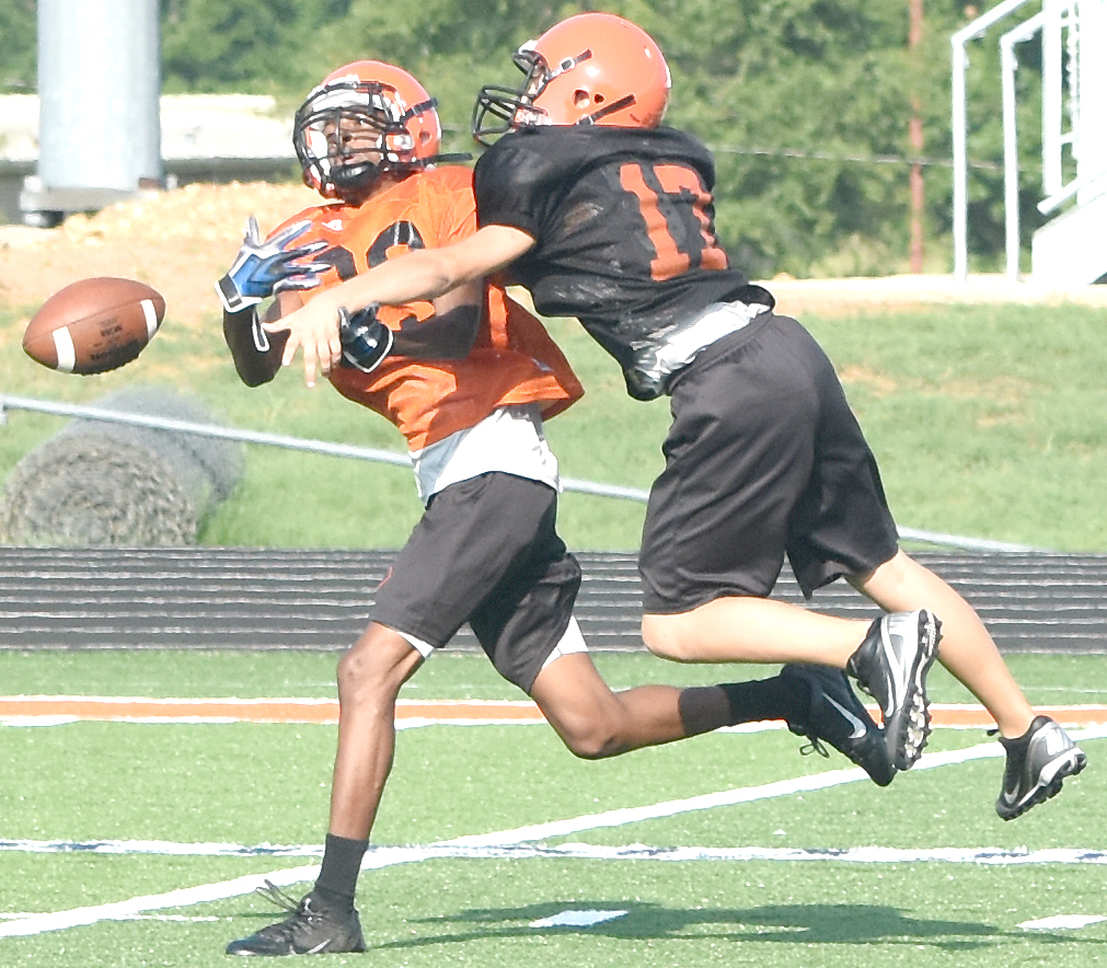 Colton Patterson (17) deflects a pass intended for Peyton Sampson.