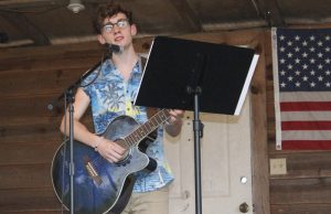 American Idol contestant performs in Mount Ida