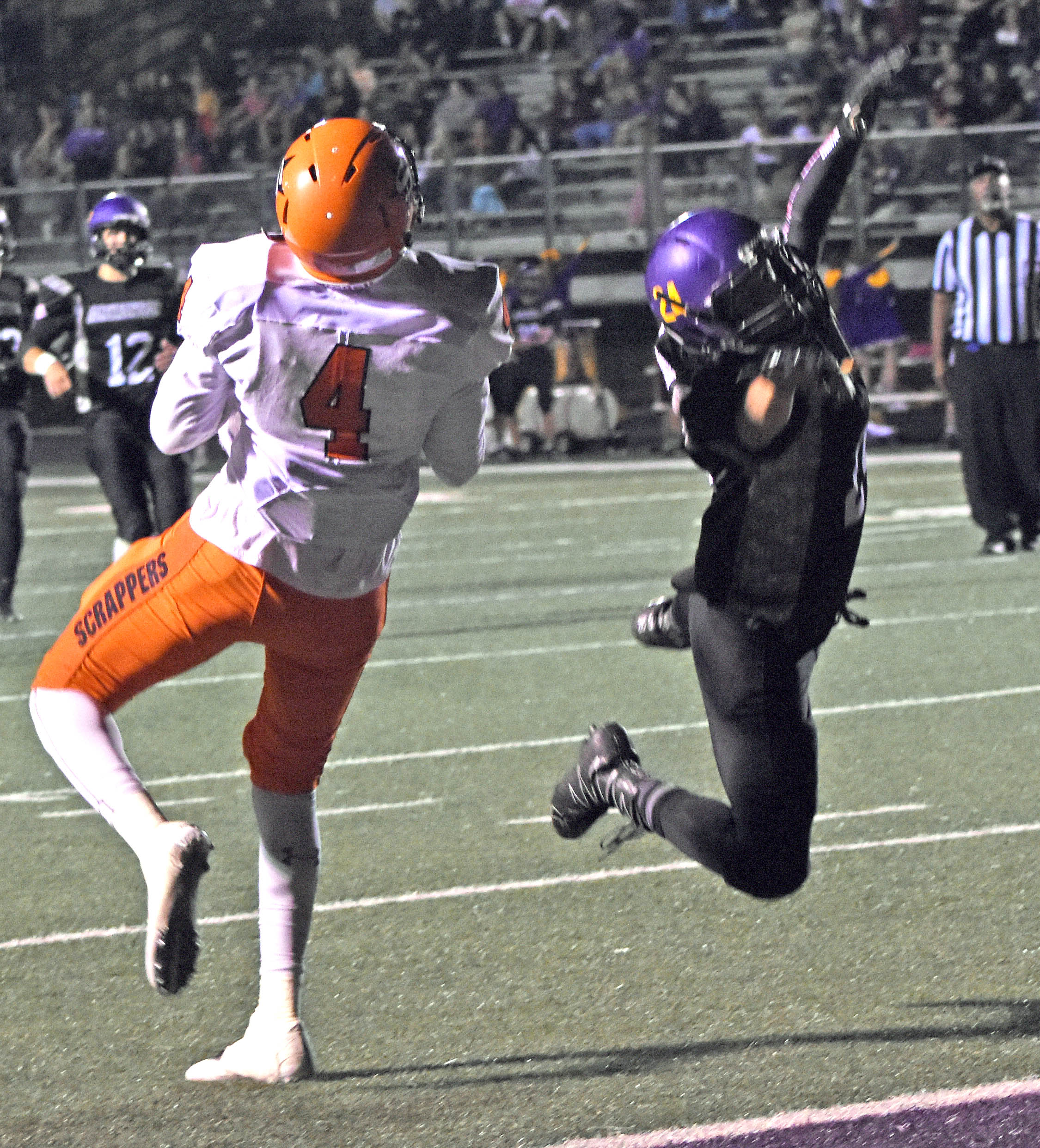 Ty Pettway (4) makes the catch on his way to a Scrapper touchdown Friday night.